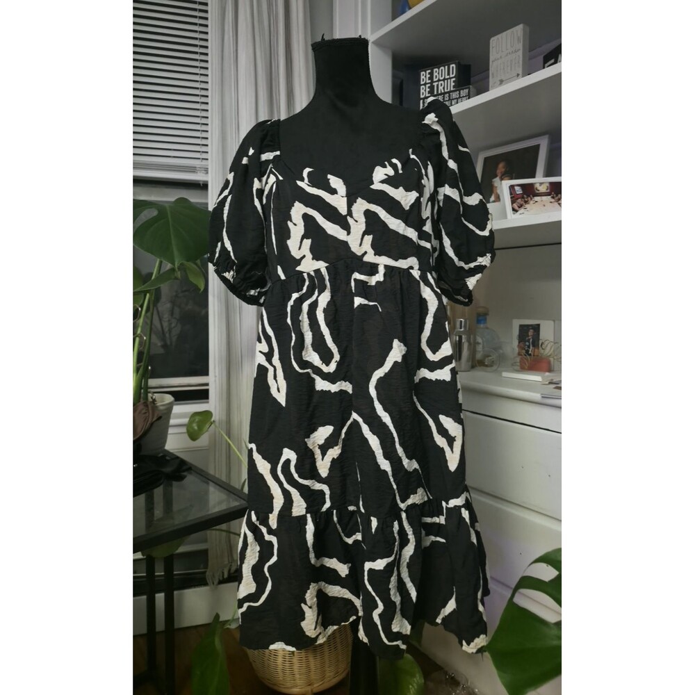 Women's M Black & White Abstract Babydoll Dress Sweetheart Smocked Ruffle